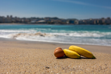 Breakfast by the ocean. Bananas and eggs on the sand by the ocean. Proteins and carbohydrates. A useful perpecus of an athlete. Tourism. Letting go. Rest. Enjoyment. Proper nutrition.