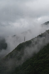 雨の日の山と霧