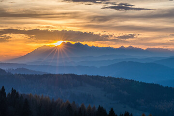 Fototapeta Zachód słońca nad Tatrami widziany z Bacówki nad Wierchomlą,Beskid Sądecki. obraz