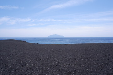 三宅島（Miyake Island）から望む御蔵島