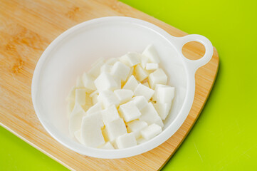 ボウルに入れた角切り長芋