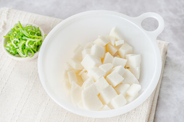 ボウルに入れた角切り長芋