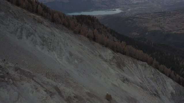 Magnifique colline de sapins aux couleurs d'automnes dans les alpes au mythique lac de Serre Pon&ccedil;on. Tourn&eacute; au DJI Mavic 2 Pro, ISO 100 F 2.8 S1/50 24 ips DLOG 