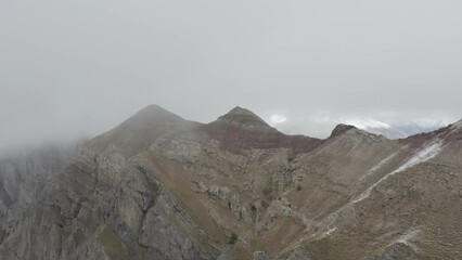 Magnifique colline de sapins aux couleurs d'automnes dans les alpes au mythique lac de Serre Ponçon. Tourné au DJI Mavic 2 Pro, ISO 100 F 2.8 S1/50 24 ips DLOG 