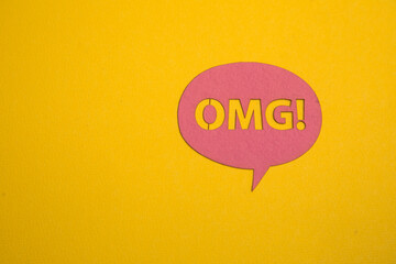 speech bubble with omg word on yellow background - obrazy, fototapety, plakaty