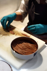 artesana profesional de las anchoas en conservas trabajando y limpiando las anchoas de manera...