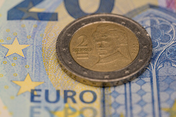 2 EURO  Vorderseite Close up  auf Teil einer 20 Euro Banknote mit feinen Details