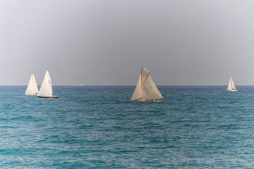 Voiliers en mer lors d'une régate sur la Côte d'Azur à Antibes