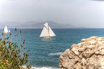 Voiliers en mer lors d'une régate sur la Côte d'Azur à Antibes