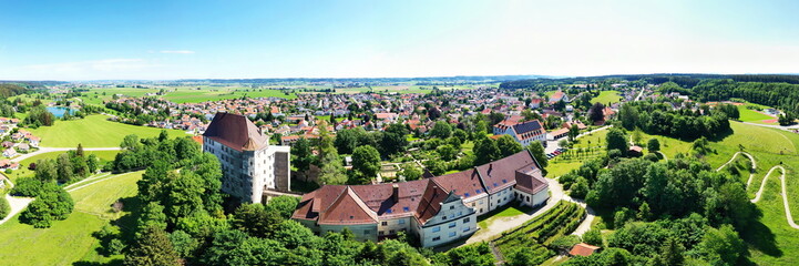 Fototapeta premium Luftbild von Bad Grönenbach mit Hohes Schloss bei schönem Wetter