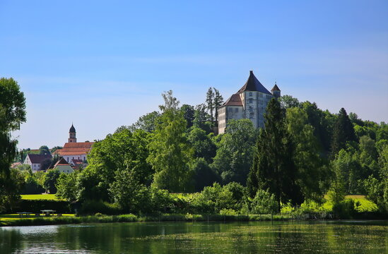 Luftbild von Bad Grönenbach mit Hohes Schloss bei schönem Wetter