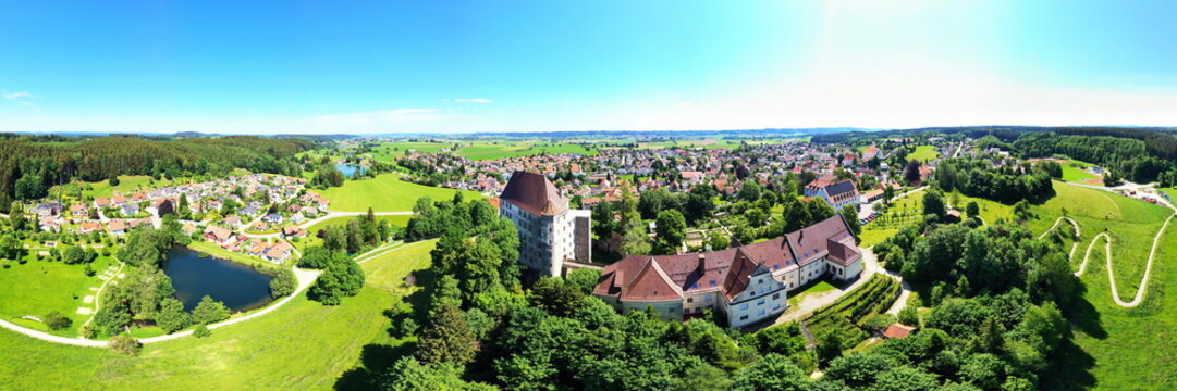 Luftbild von Bad Grönenbach mit Hohes Schloss bei schönem Wetter