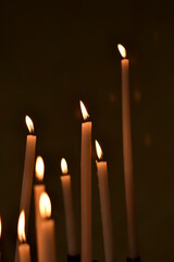bougies allumées dans une église