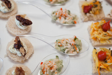 Amuse-bouches de diverses formes et couleurs