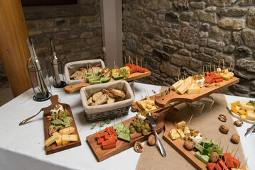 Naklejka na ściany i meble Brunch de fromages variés et colorés lors d'une fête