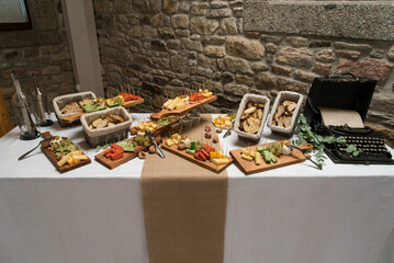 Table de dégustation de fromage lors d'un cocktail - traiteur