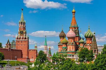 Obraz premium Moscow cityscape with Cathedral of Vasily the Blessed (Saint Basil's Cathedral) and Spasskaya Tower on Red Square, Russia