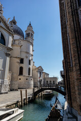 Fototapeta na wymiar Images of the canals and buildings of Venice Italy. Classic buildings and tourist places.