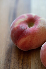 Plattpfirsiche auf einem Holzbrett