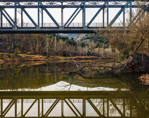 Obraz premium Puente de hierro sobre el rio Duero a su paso por Soria del antiguo ferrocarril.