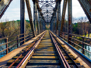 Puente de hierro sobre el rio Duero a su paso por Soria del antiguo ferrocarril.