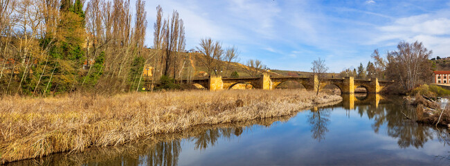 Puente de Piedra de estilo románico sobre el río Duero a su paso por Soria