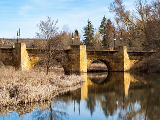 Puente de Piedra de estilo románico sobre el río Duero a su paso por Soria