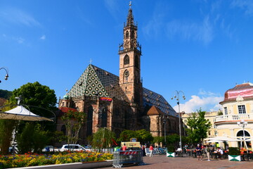 Kirche der Landeshauptstadt Bozen - obrazy, fototapety, plakaty