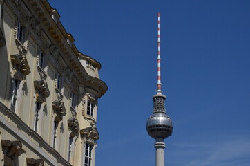 Fernsehturm in Berlin vor blauem Himmel