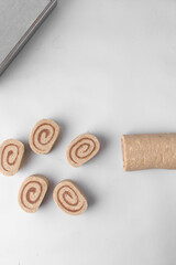 Cinnamon roll dough that has been cut, cinnamon dough that has not been proofed, pastry dough