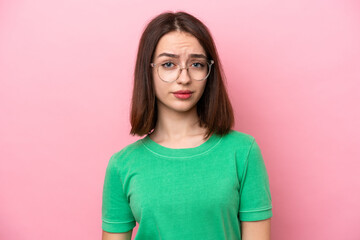 Obraz premium Young Ukrainian woman isolated on pink background With glasses