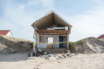 Obraz na płótnie Canvas Beach house destroyed by the storm and the ocean in Barra de Valizas, Uruguay