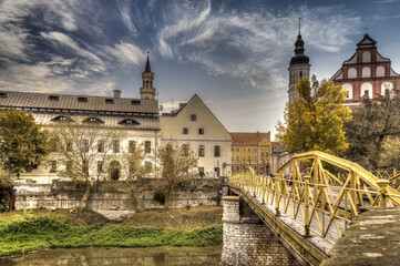 Stare Miasto w Opolu z Mostem Zamkowym i budynkiem archiwum