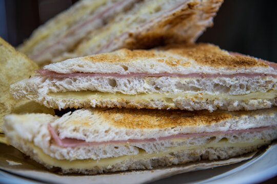 S&aacute;ndwich de miga tostado Carlitos jam&oacute;n y queso 