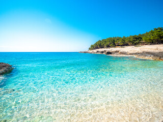 Fototapeta na wymiar Traumhafter Strand in Premantura, Istrien, Kroatien im Sommer