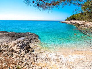 Traumhafter Strand in Premantura, Istrien, Kroatien im Sommer