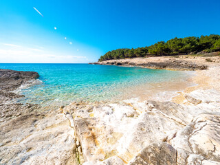 Traumhafter Strand in Premantura, Istrien, Kroatien im Sommer
