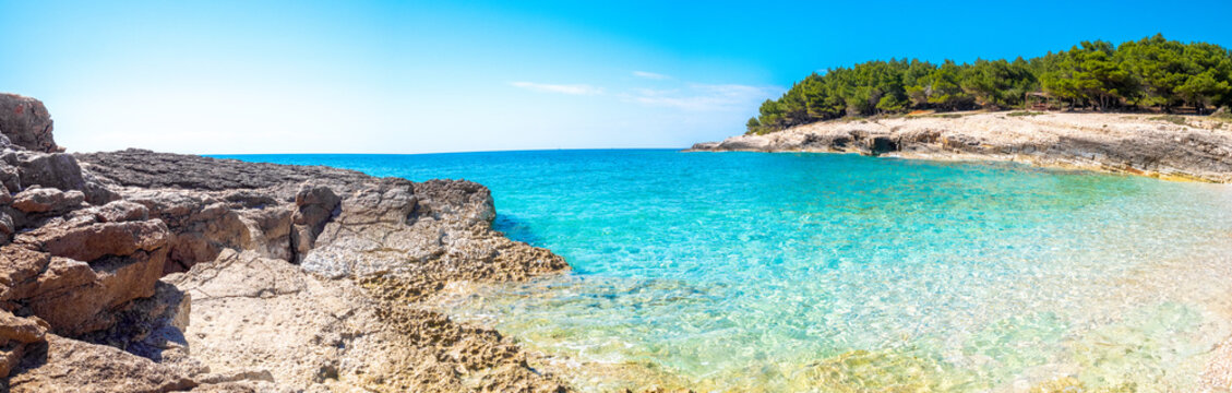 Traumhafter Strand in Premantura, Istrien, Kroatien im Sommer
