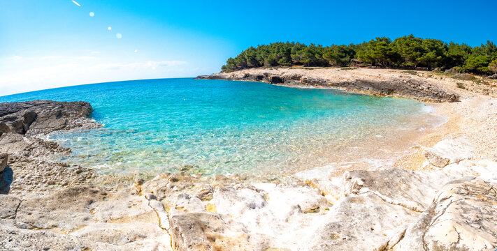 Traumhafter Strand in Premantura, Istrien, Kroatien im Sommer