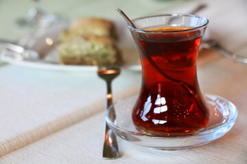 crimson tea with turkish baklava
