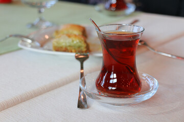 crimson tea with turkish baklava