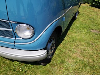 Deutscher Kleinbus der Fünfziger Jahre in Zweifarbenlackierung  für Vanlife und Camping bei Sonnenschein beim Oldtimertreffen in Lage bei Detmold in Ostwestfalen-Lippe