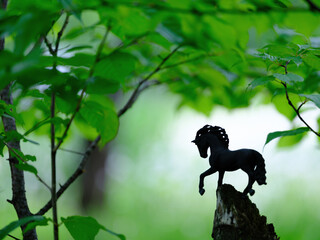 緑と馬のフィギュア