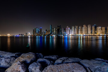 Dubai Marina bei Nacht. Blick von Blue Waters Island.