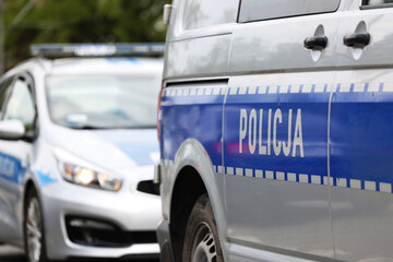 Radiowóz polskiej policji w mieście podczas patrolu na sygnale alarmowym. 