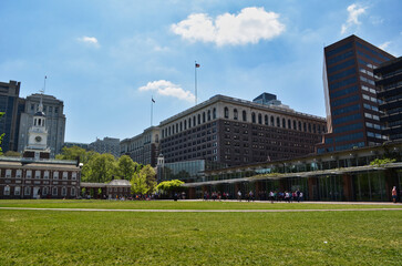 Fototapeta premium View of Downtown Philadelphia Grass Square and Buildings