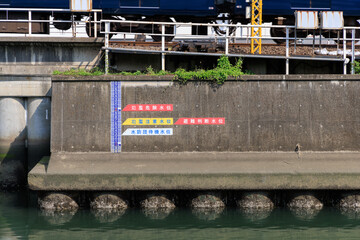 川の堤防に記された水位標識