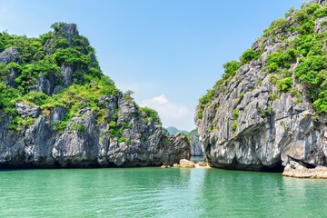 Obraz premium Azure water and karst islands in the Ha Long Bay, Vietnam