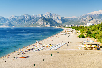 Obraz premium View of Konyaalti Beach and Park in Antalya, Turkey