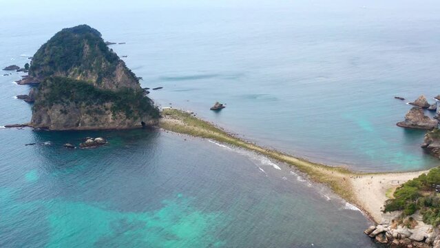 堂ヶ島の瀬浜海岸・三四郎島 トンボロ現象（静岡県西伊豆町）